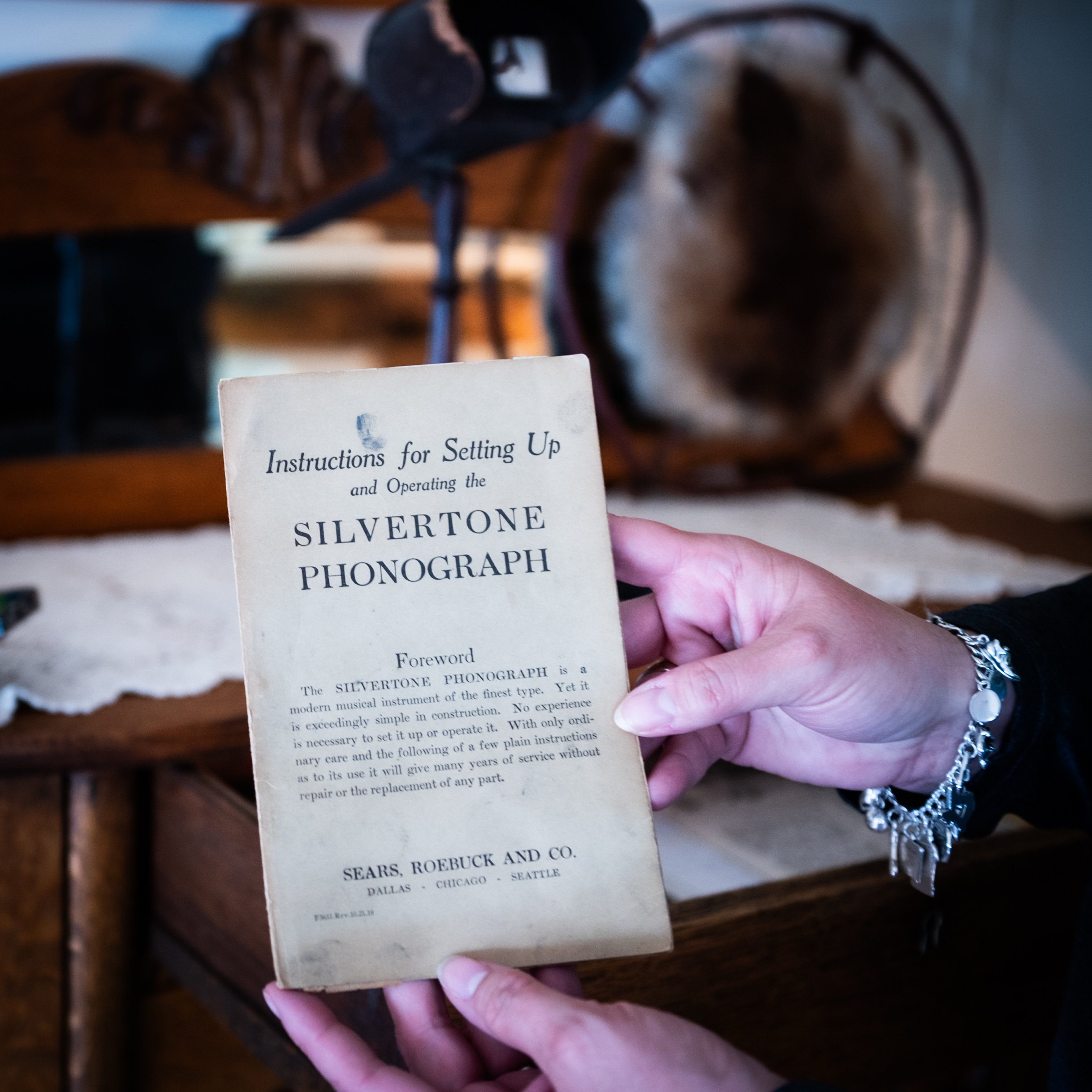 Working Victrola with 78rpm records 