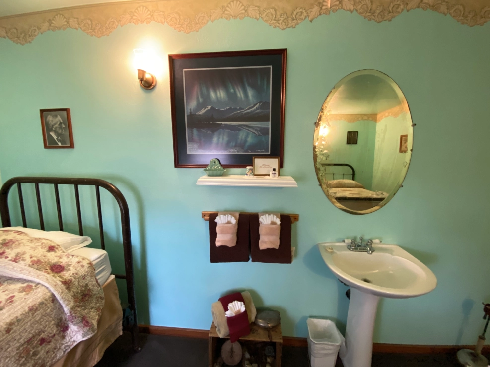 MJ Honeymoon rm detail